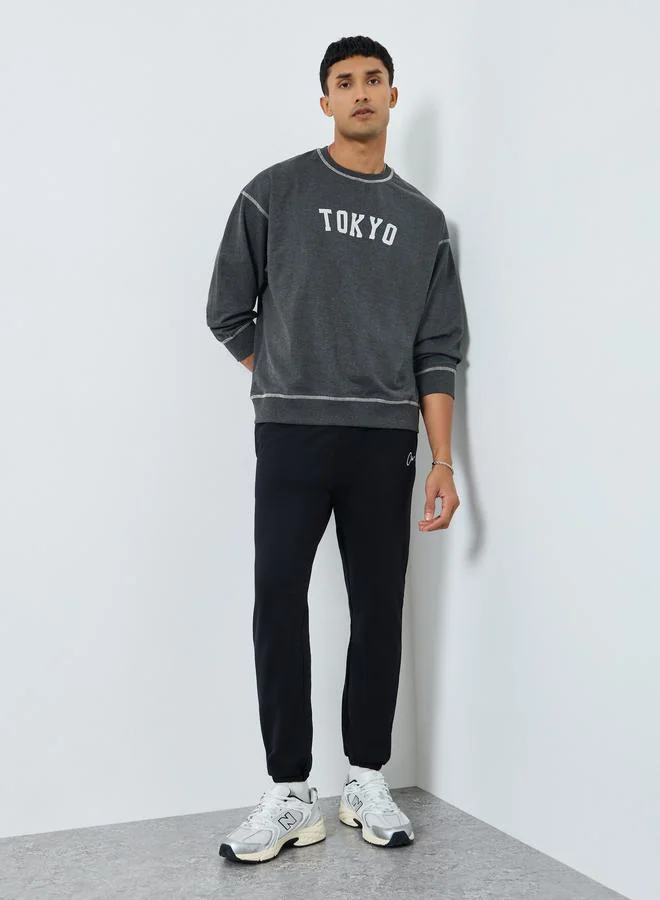 Styli Men Black Embroidered Slim Fit Joggers